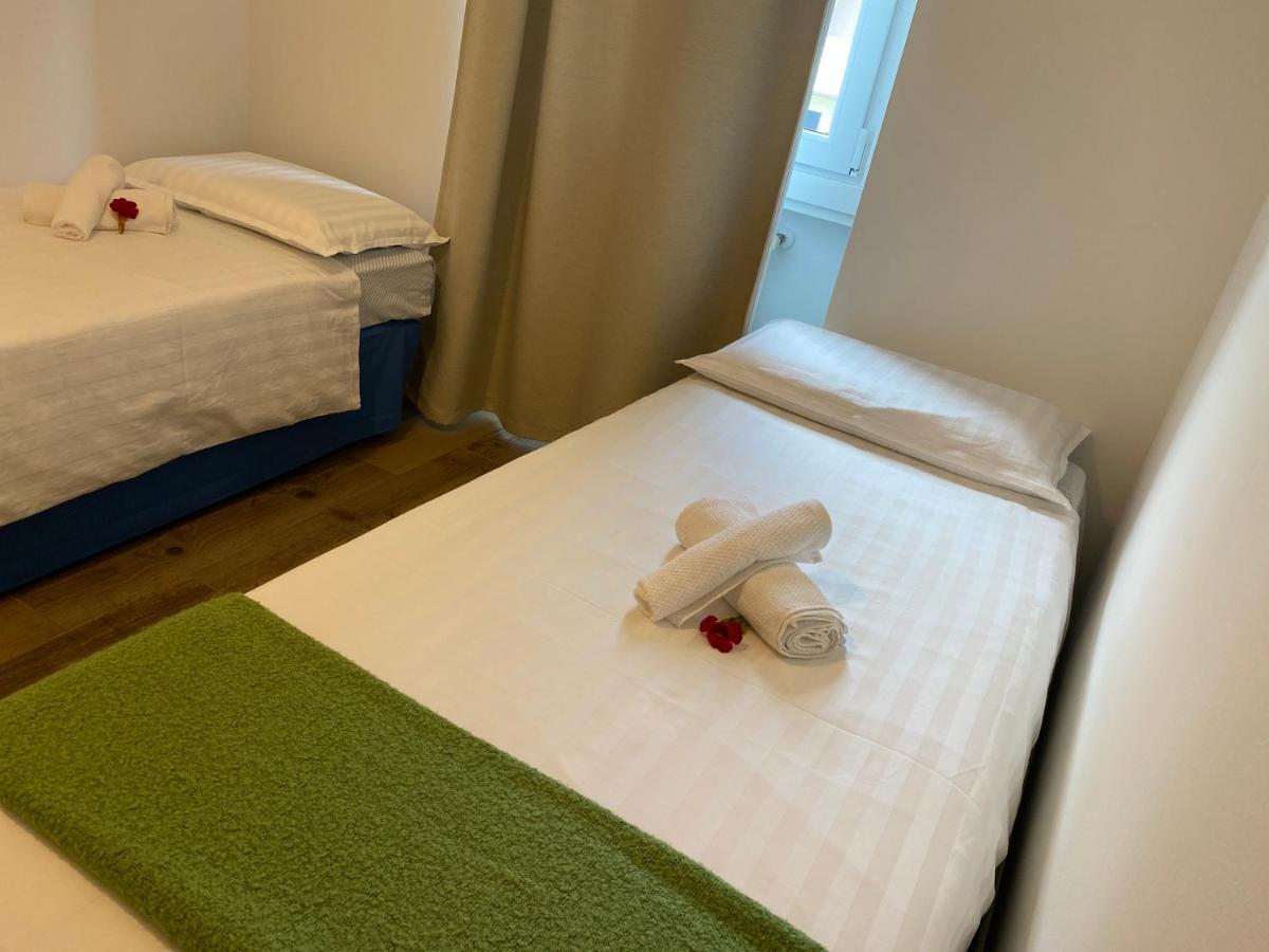 Casa Carolina: King Size Bed Across From Golden Beach เดเซนซาโนเดลการ์ดา ภายนอก รูปภาพ